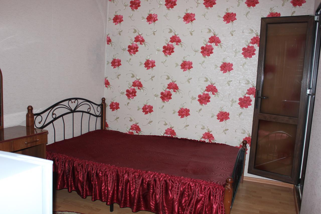 Nina Mini Hotel Gagra Exteriör bild